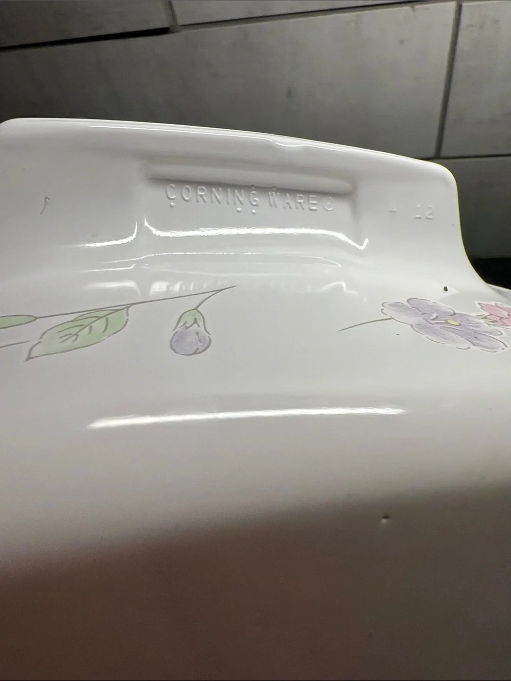 Corningware White Pastel Bouquet Covered Casserole with Glass Lid. Exc condition